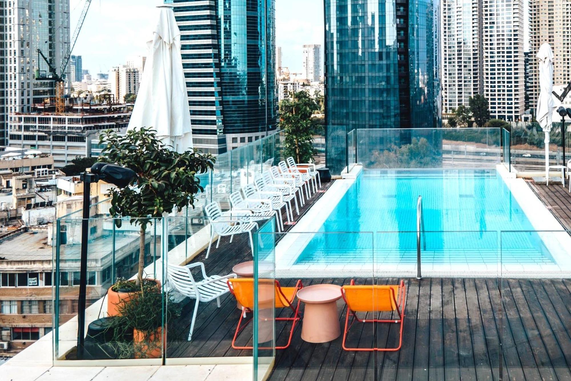 Hotel Indigo Tel Aviv - Diamond District By Ihg Giv'atayim Екстер'єр фото The rooftop pool at the Hotel