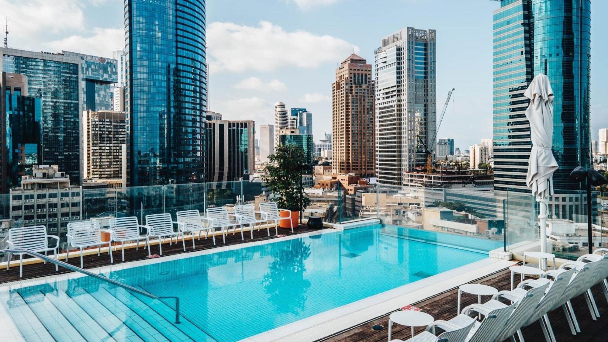 Hotel Indigo Tel Aviv - Diamond District By Ihg Giv'atayim Екстер'єр фото Rooftop pool at the hotel